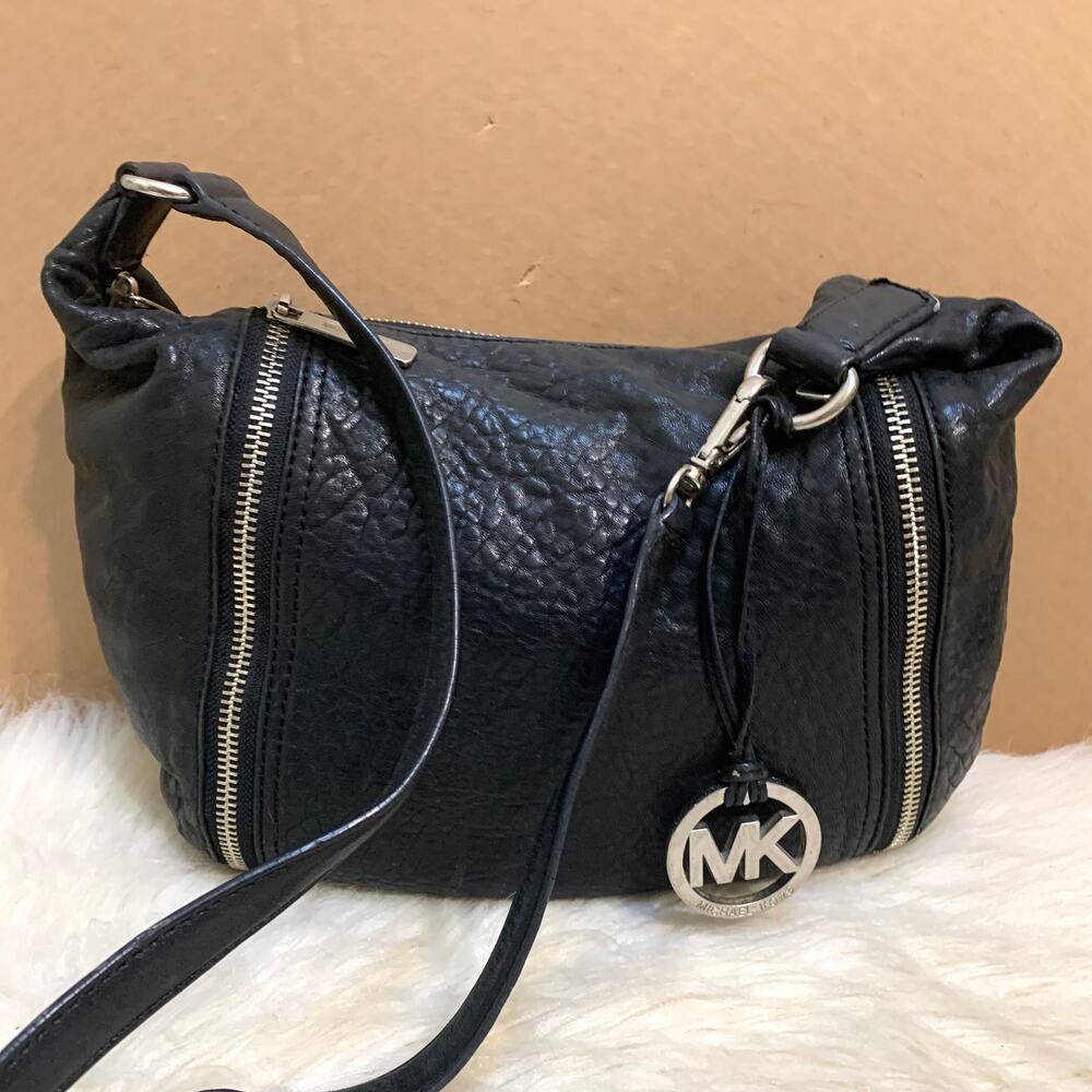 MICHAEL KORS Rare Tumbled Black Leather Convertible MOXLEY XBody w/Zipper Trim